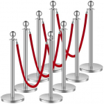 Sidabriniai stulpeliai, su raudonomis aksominėmis virvėmis, smėlio įpur&scaron;kimo tu&scaron;čiaviduris pagrindas, minios valdymo barjerai