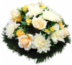 Vėlinių vainikas i&scaron; dirbtinių jurginų ir gėlių žiedų