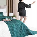 Butelio žalios spalvos dekoratyvinis užtiesalas su eglutės ra&scaron;tu, 220x240 cm, lengvas poliesteris su mikropluo&scaron;to pagrindu, jaukus namų akcentas, lovos prekė