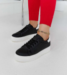 Juodi sportbačiai ant grubaus pado i&scaron; Ruta