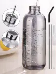 Nihome 750 ml stiklinis gėrimo butelis su 2 dangteliais ir nerūdijančio plieno &scaron;iaudeliu, patvarus borosilikatinio stiklo indas biurui, sporto salei, mokyklai ir namams (pilkas)
