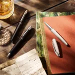 Colibri Equinox plunksnakotis - &scaron;lifuotas plienas ir chromo akcentai - eleganti&scaron;kas plunksnakotis - vidutinio dydžio plunksnos sistema - pateikiamas gražioje dovanų dėžutėje - dovana vyrams ir moterims