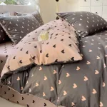 Nayoroom patalynės komplektas 155 x 220 cm rožinės ir juodos spalvos &scaron;irdelės, reversible patalynės komplektas, mikropluo&scaron;tas, 2 dalių, modernus, esteti&scaron;kas &scaron;irdelių antklodės užvalkalas ir 1 pagalvės užvalkalas 80 x 80 cm su užtrauktuku