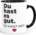 Moonworks&reg; kavos puodelis su voki&scaron;ku tekstu "du hast es gut du hast mich Herz Gift Partner Ehe-mann Ehe-frau beste Freunde" Inner-juodas keramikinis puodelis