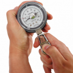 Hidraulinis pir&scaron;tų sugnybimo jėgos matuoklis