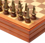 Italfama VIDURAMŽIAI: prabangūs metaliniai/ mediniai &scaron;achmatai su medine žaidimo lenta ir dėtuve