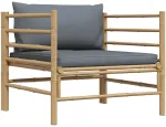 Sodo sofa su tamsiai pilkomis pagalvėlėmis, bambukas