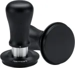 Normcore V5 kavos tamperis 58 mm, espresso tamperis, spyruoklinis tamperis su 6 lygių slėgio reguliavimu, nerūdijančio plieno pagrindas plok&scaron;čias su titano danga, aliuminio rankena, silikoninis stovas