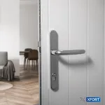 Xfort Uros Upvc poliruoto chromo durų rankena (pz 92 mm, 211 mm atstumas tarp varžtų skylių, 243 mm bendras ilgis) ilga aliuminio pagrindo plok&scaron;tė Upvc priekinių durų rankena