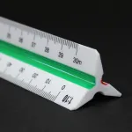 Leniar liniuotė 30 cm &ndash; trikampė plastikinė liniuotė &ndash; trikampė liniuotė &ndash; trikampė liniuotė 30 cm &ndash; architekto inžinieriaus liniuotė 1:2.5 1:5 1:10 1:20 1:50 1:100