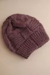 Moteri&scaron;ka žieminė kepurė beanie su dekoratyviniu pynimu, tamsiai violetinė