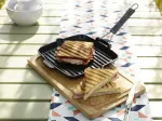 Staub 1202123 stačiakampė keptuvė-grilis su raudona silikonine rankena, 24 cm, juoda