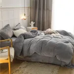 Patalynės komplektas Omela &scaron;ilta fliso žieminė patalynė, 220 x 240 cm, sidabro pilka, ka&scaron;myro prisilietimo pliu&scaron;inis antklodės užvalkalas su pagalvės užvalkalu 80 x 80 cm, 3 dalių pūkuotas koralų mikropluo&scaron;to žieminių patalų komplektas su užtrauktuku