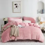 Dxhome Pūkuotas žieminis patalynės komplektas 135 x 200 cm, itin &scaron;iltas 4 dalių, mink&scaron;tas flisinis antklodės užvalkalas &scaron;viesiai rožinės spalvos, pieno fliso patalynė vaikams su užtrauktuku ir 2 pagalvių užvalkalais 80 x 80 cm