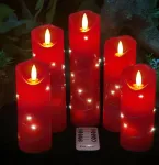 Danip raudona led žvakė su integruotomis girliandomis, 5 led žvakė su 10 mygtukų nuotolinio valdymo pulteliu, 24 valandų laikmačio funkcija, &scaron;okanti liepsna, tikras va&scaron;kas, maitinama baterijomis.