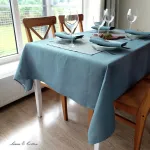 Lininė ir medvilninė staltiesė Caerula, lininis audinys &ndash; 100 % linas, mėlyna (147 x 300 cm) kvadratinė vienspalvė namų virtuvės dekoracija valgomojo stalui restoranui vie&scaron;bučiui kavinei festivaliui vakarėliui