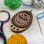 Wonderland Crafts Siuvinėjimo kryželiu rinkinys adatų įvėrėjui, dirbtinė oda, 3&times;4,5 cm
