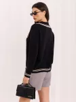 Juodas oversize megztinis su kontrastinėmis juostelėmis