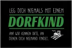 Om3&reg; Juokingas durų kilimėlis su užra&scaron;u "leg Dich Niemals mit einem Dorfkind an", skirtas naudoti patalpose, neslystantis ir plaunamas, 60 x 40 cm