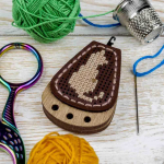 Wonderland Crafts Siuvinėjimo kryželiu rinkinys &ndash; Adatos įvėrėjas, 3&times;4,5 cm
