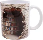 Ieron dovanos knygų mylėtojams, 3d puodelis su knygų lentyna, keramikinis puodelis su kūrybi&scaron;ku dizainu, kavos puodelis su bibliotekos knygų lentyna, juokingas 3d keramikinis puodelis su knygomis, dovana skaitytojams