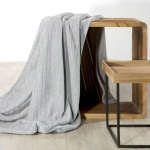 Eurofirany DESIGN 91 CINDY2 Mink&scaron;tas ir &scaron;velnus pledas su įspaustu kubelių ra&scaron;tu, 170X210 cm, spalva: pelenų