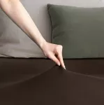 Paklodė su guma gintarinė&ndash;&scaron;okoladinė 80&ndash;90&times;200+30 cm