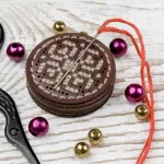 Wonderland Crafts Siuvinėjimo kryželiu rinkinys: magnetinis adatų laikiklis, 3.5 cm
