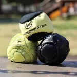 Footbag hacky sack rinkinys i&scaron; 3 &ndash; freestyle &ndash; rankomis siūtas su sustiprintomis siūlėmis ir amara ultra suede &ndash; žongliravimo kamuoliukai pradedantiesiems ir profesionalams &ndash; tinkamas naudoti patalpose ir lauke