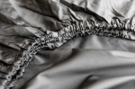 MIEGO GURU PREMIUM satino paklodė su guma &ldquo;Ash Gray&rdquo; (TC300) 200x200cm