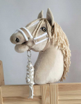Super Hobby Horse Hobio arklio kantaras su baltais pūkais ir pavadžiu