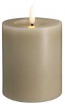 &bdquo;Moods & More&ldquo; LED kolonėlės formos žvakė pilka su lydymosi efektu &ndash; &Oslash; 7,4 cm x A 10 cm