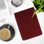 Kwmobile dėklas, suderinamas su Pocketbook Inkpad 4 / Color 3 / Color 2 / Vivlio Inkpad 4 / Inkpad Color 3 dėklu - dirbtinės odos vir&scaron;elis - Heart Dark Raudona