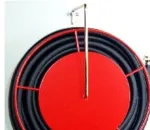 GPA Husbrandpost Mini 200 &ndash; tiekiama su milteliniu būdu dažytu plieniniu ritinėliu, 3/4" žalvarine mova, sieniniu laikikliu, žalvariniu purk&scaron;tuko vamzdeliu ir juoda gumine žarna