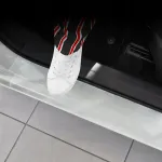 GrizzGlass bespalvė apsauginė plėvelė BodyShield de&scaron;iniajam krovinio skyriaus durų slenksčiui, skirta Volkswagen Transporter (2024-2026) (GRZ21966)