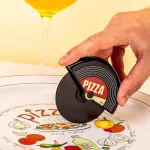 Fisura - Originalus picos pjaustytuvas "vinyl", picos pjaustytuvas su smagiu ratuku. Picos pjaustytuvas pagamintas i&scaron; nerūdijančio plieno ir Abs. Matmenys: 7,5 x 5,5 cm.