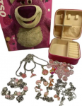 Happy People AN-75/6 mergaiti&scaron;kas papuo&scaron;alų rinkinys su Lotso me&scaron;kučiu, 67 elementai