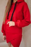 Raudona suknelė su gobtuvu ir asimetri&scaron;ku apačios kirpimu