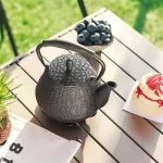 Virdulys Milvbusiss ketinis arbatinukas, 950 ml japoni&scaron;kas vy&scaron;nių žiedų ra&scaron;to arbatinukas, tinkamas viryklėms, sietelis biriai arbatai ir kavai, silikoninė rankena, emaliuotas vidus, 650 ml juodas