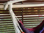 Patio Brazilijos stiliaus hamakas-fotelis su mediniu skersiniu, daugiaspalvis