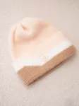 Moteri&scaron;ka beanie kepurė su dekoratyvia detale, kapučino spalvos