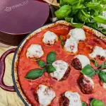 Mahlzeit keptuvė i&scaron; ketaus su emaliu | Skersmuo 29 cm | Tamsiai vy&scaron;ninė | Ketaus keptuvė su dviem rankenomis ir dviem snapeliais | Ketaus keptuvė kepsniams, emaliuota ketaus keptuvė