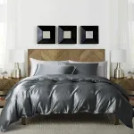 Luowei satininis patalynės komplektas Damier 200 x 220 cm, tamsiai pilkas, antracito spalvos, blizgus satininis antklodės užvalkalų komplektas, &scaron;ilkinis, prabangus antklodės užvalkalas su užtrauktuku ir 2 pagalvių užvalkalais 80 x 80 cm