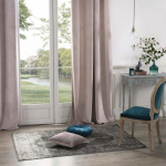 Atmosphera Perfect &Scaron;viesiai rausvos spalvos lango užuolaida i&scaron; poliesterio yra puiki namų interjero puo&scaron;mena.