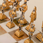 Italfama GULIVERIO KELIONĖS II: ypač prabangūs &scaron;achmatai i&scaron; Bronzos dengti tikru 24K auksu