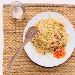 2 medinių &scaron;auk&scaron;tų makaronams rinkinys, 32 cm / 12.6 colio, pakabinamas &scaron;auk&scaron;tas spagečiams, samtis makaronams su dantukais, spagečių žnyplės spagečių ko&scaron;tuvui, kiaurasamtis makaronams, makaronų serviravimo įrankis spagečių ko&scaron;tuvui