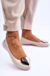Kreminės balerinos su dekoratyvine detale Step in style