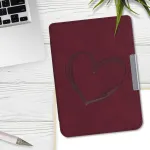 Kwmobile dėklas, suderinamas su Tolino Shine 3 - dirbtinės odos vir&scaron;elis - heart brush tamsiai raudonas