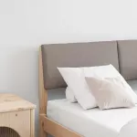 Apmu&scaron;ta lovos galvūgalis Taupe 120 cm Kietos pu&scaron;ies mediena
