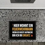 Hier wohnt Ein Feuerwehrmann durų kilimėlis su Trendaffe motyvu